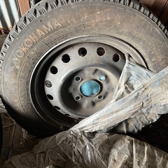 車のタイヤ（おそらくほとんどホイールなし）の画像