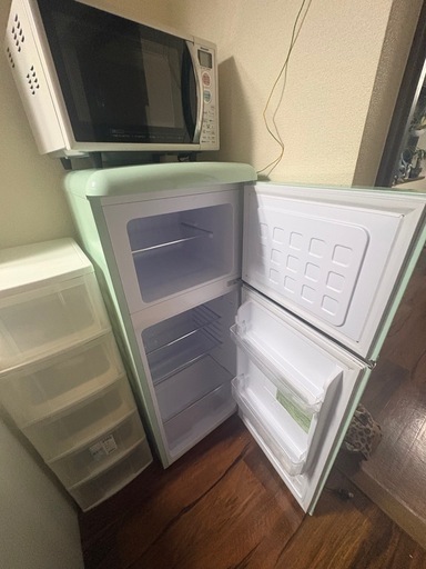 電子レンジ、冷蔵庫、たこ焼き器、収納箱