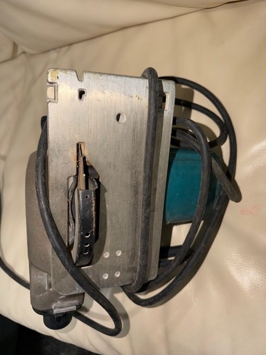 マキタ製木材切断機（刃付き）、完璧に動作します