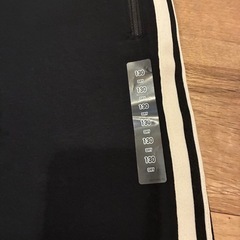 【新品】ユニクロ 黒 ストライプ パンツ 130の画像