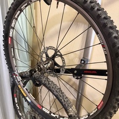 自転車のホイールと自転車たての画像