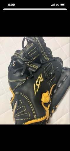 Mizuno製のISAIモデル、ブラックとイエローの配色で、軟式野球グローブです。サイズ:9。 草野球で数回使用しました。 状態は良い