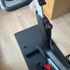 テレビ一式とフィットネスバイクの画像