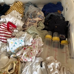 ベビーベッド、肌着、服の画像