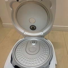 【2023年購入】東芝炊飯器/米びつ付！(状態良好)　の画像