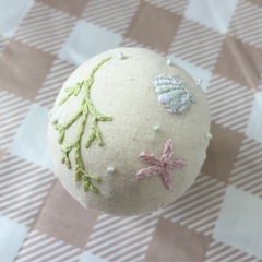 ハンドメイド　針山　海刺繍入り　ラタン風の画像