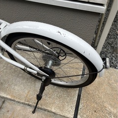 パンクなし・すぐ乗れる！折りたたみ自転車 20インチ 6段変速 カゴ・泥除け付の画像
