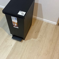 テーブル・椅子・ゴミ箱の画像