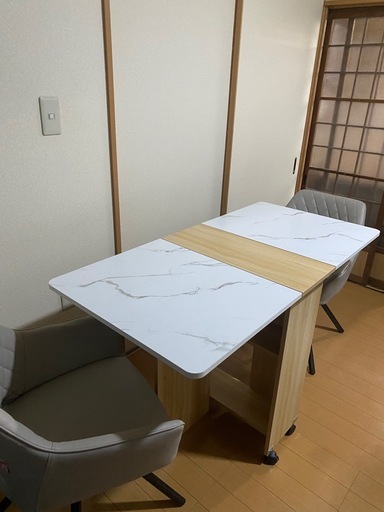 折りたたみダイニングテーブルとチェアセット