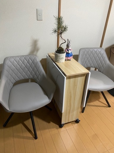 折りたたみダイニングテーブルとチェアセット