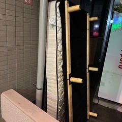 ベッドとベッドマットの画像