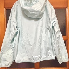 ★ ユニクロ UNIQLO ポケッタブルパーカー 140 水色 ★の画像
