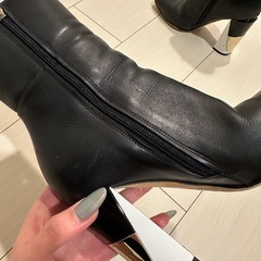 JIMMY CHOO ブラックレザー ブーツ 34の画像