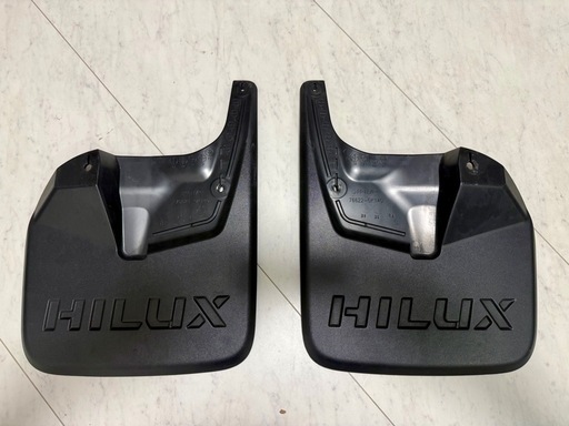 HILUX GR：マッドフラップ（HILUXロゴ・左右） 
