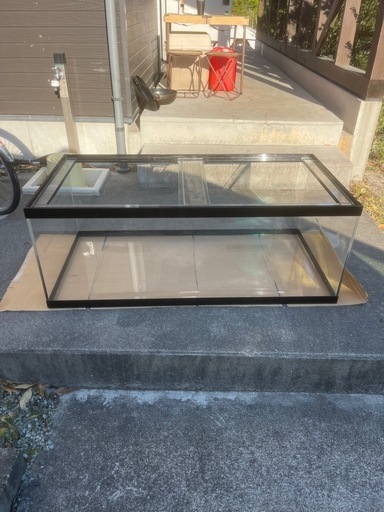 売れました　
大型アクリル水槽