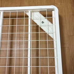 関西引き取り限定　ホワイト スチール製 木製足付きシングルベッドフレームの画像