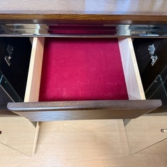 大川家具 岡家具工業 サイドボード 幅162cm ガラス扉 重厚感ありの画像