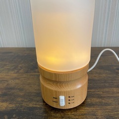 木製ベースの調光可能なアロマディフューザーの画像