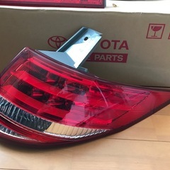 Ｕ⭐️美品⭐️トヨタエスティマ🟪純正テールライト一式🟪車体型式：ACR50W🟪新車購入後、約半年で純正クリアテールに交換したのでトヨ夕専用純正箱に入れて室内のクローゼットに保管していました🟪の画像