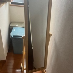 電子レンジ、ゴミ箱、棚、鏡の画像