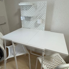 テーブル(有孔ボード付き)、椅子×2の画像
