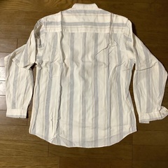 クリーム色シャツの画像