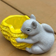 ハンドメイドの植物容器　モルタル製の画像