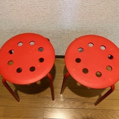 IKEAマリウススツールレッド2脚セット の画像