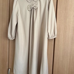 後ろリボン付き ベージュワンピース 七分袖の画像