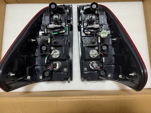 TOYOTA ハイラックス　純正テールランプ