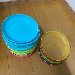 プラスチックの皿の画像