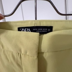 ZARA カラーパンツ イエロー スラックスの画像