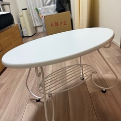 お洒落なテーブルの画像