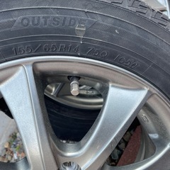 スタッドレスタイヤ付きホイルの画像