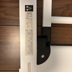 ホワイトのKISS BABY製ベビーゲート、簡単取り付け可能。の画像