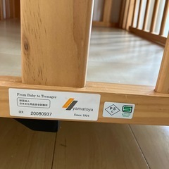 木製ベビーベッドの画像