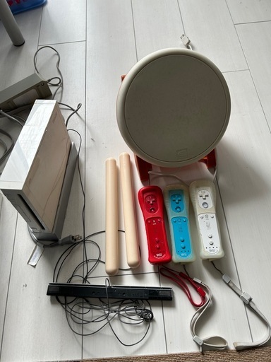 Wii本体と多彩なゲームソフトが揃ったセット。