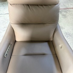 F011【美品】ニトリ 2025年製　電動リクライニングパーソナルチェア 本革 4モーター フェザー USB 回転式 グレー インテリア 椅子の画像