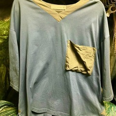 Vネックシャツ(※青にカーキ色の縁のデザインです)CAMP SERVICEの画像
