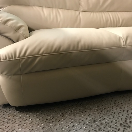 ジャングルジャングル貝塚店　ニトリ　ソファ　カウチソファー　グレージュ　皮生地　大きい　快適　インテリア　家具　シンプル　オシャレ　中