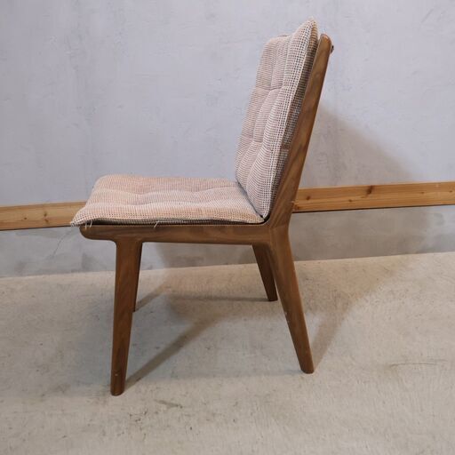 karimoku(カリモク家具)のウォールナット材 ダイニングチェアです。落ち着いたフレームにファブリックのクッション、立ち座りのしや