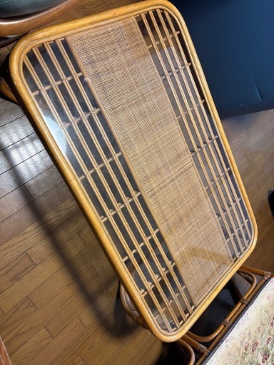 籐のテーブルとソファ　
