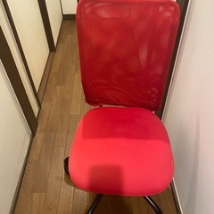 IKEAの赤いオフィスチェアの画像