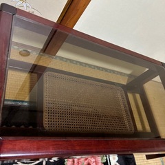 【無料でお譲りします！】ガラステーブルの画像