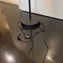 フロアランプ　ブラック　E26電球付きの画像