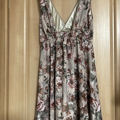 axes femme   レトロ花柄
ワンピースＶフロントの画像