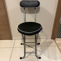 【省スペース】折りたたみパイプ椅子（ブラック×シルバー）／キッチン・作業用にの画像