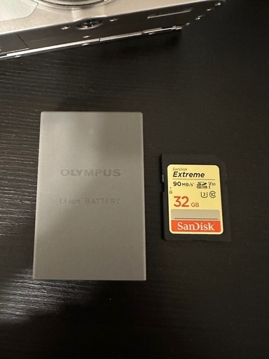 【取引進行中】OLYMPUS ミラーレス一眼 PEN E-PL9 ダブルズームキット ホワイト【シャッター回数3434】