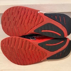New Balance ランニングシューズ ブラック/レッド　28.5の画像
