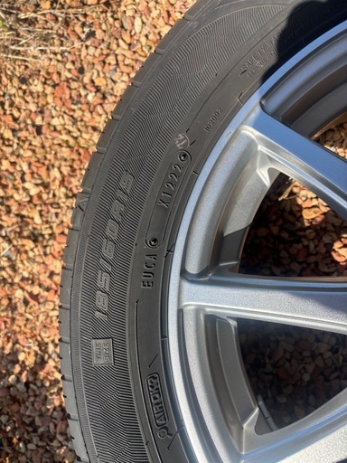 アクアやヴィッツ　フィットなどに　185/60r15 バリ溝　ホイール美品